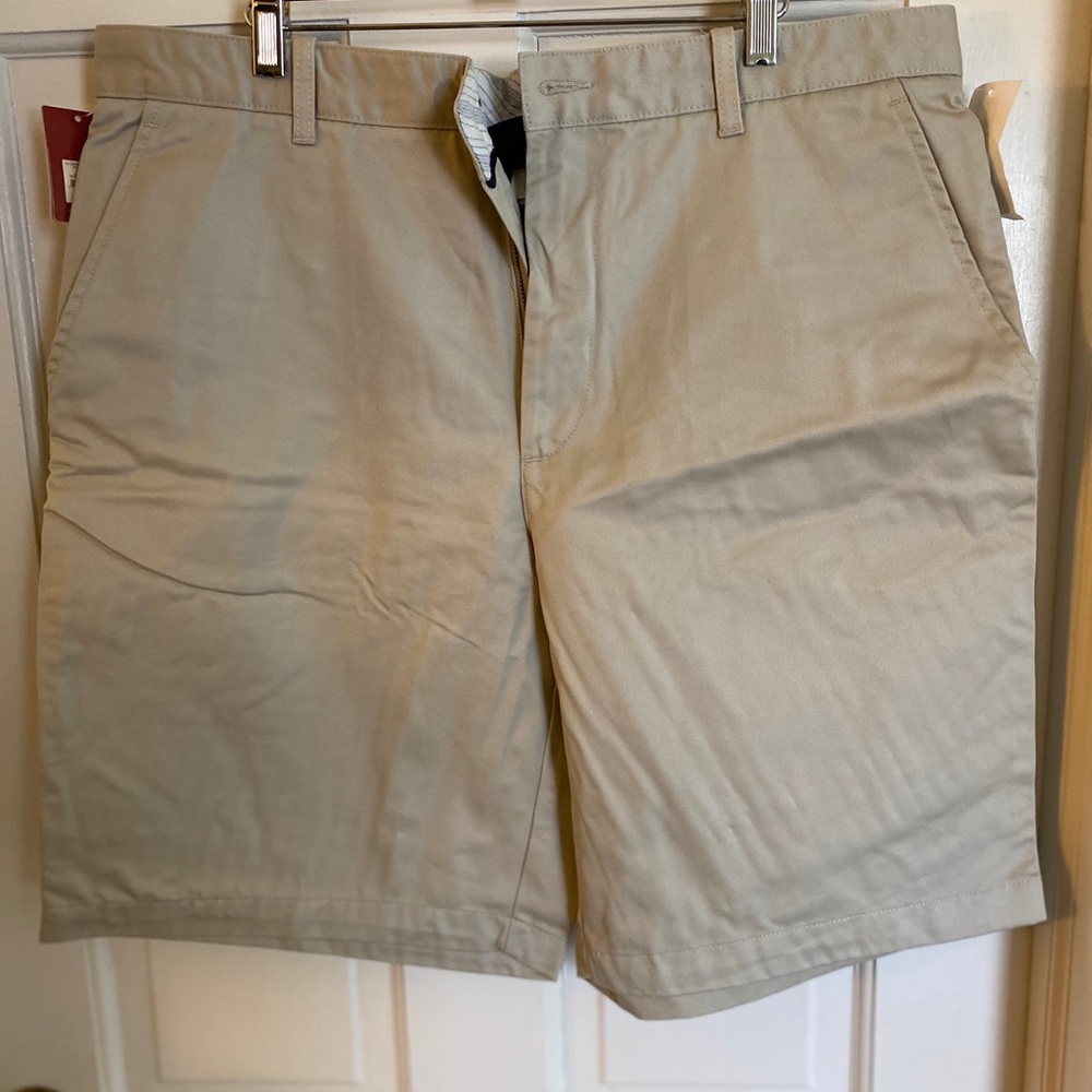 NWT men’s size 38 Gap khaki shorts